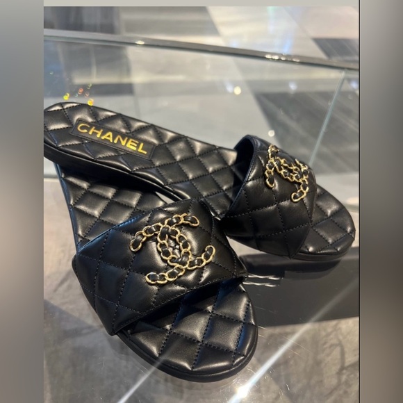 CHANEL CC LOGO BLACK QUILTED LEATHER FLAT SHOES SLIDES MULES SANDALS size 38.5 - Picture 3 of 7